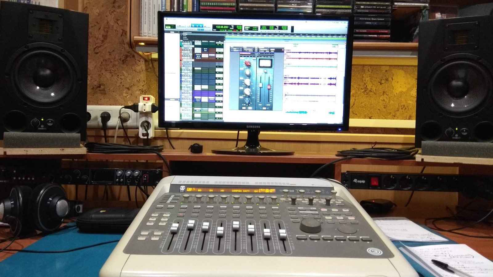 Home studio de Fran Díaz con monitores de campo cercano, Pro Tools y superficie de control