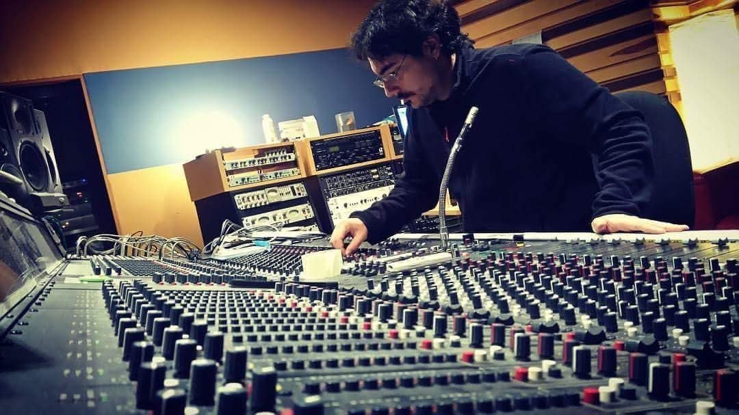 Fran Díaz trabajando en la mesa de mezclas de un estudio de grabación
