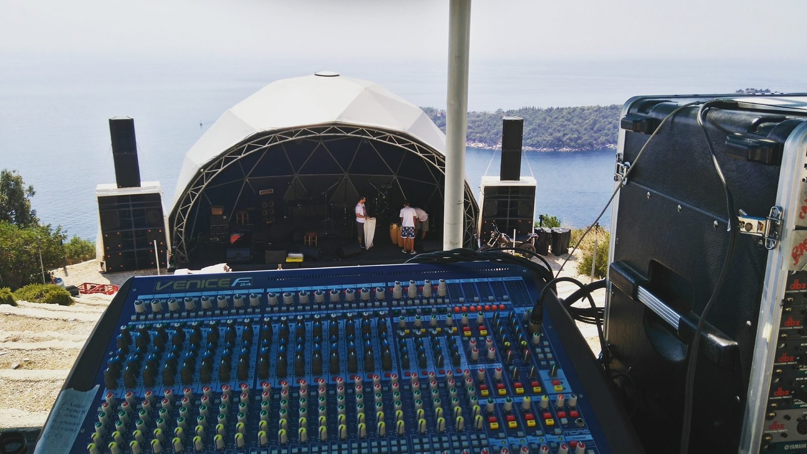 Mesa de mezclas frente al escenario de un festival al aire libre junto al mar en Dubrovnik, Croacia
