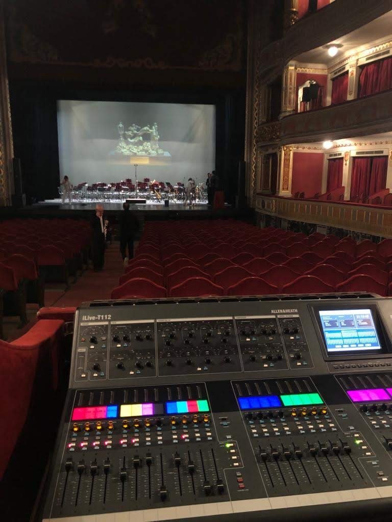 Mesa de mezclas digital en el Teatro Lope de Vega de Sevilla con una orquesta en el escenario